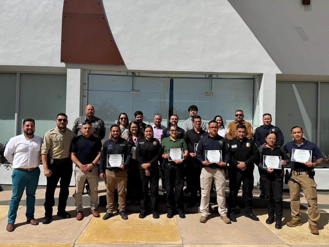 Grupo que recibe su constancia