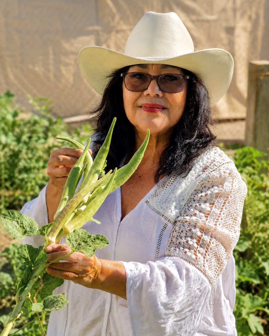 Irma Griselda Ávila — Retrato con sombrero, exterior