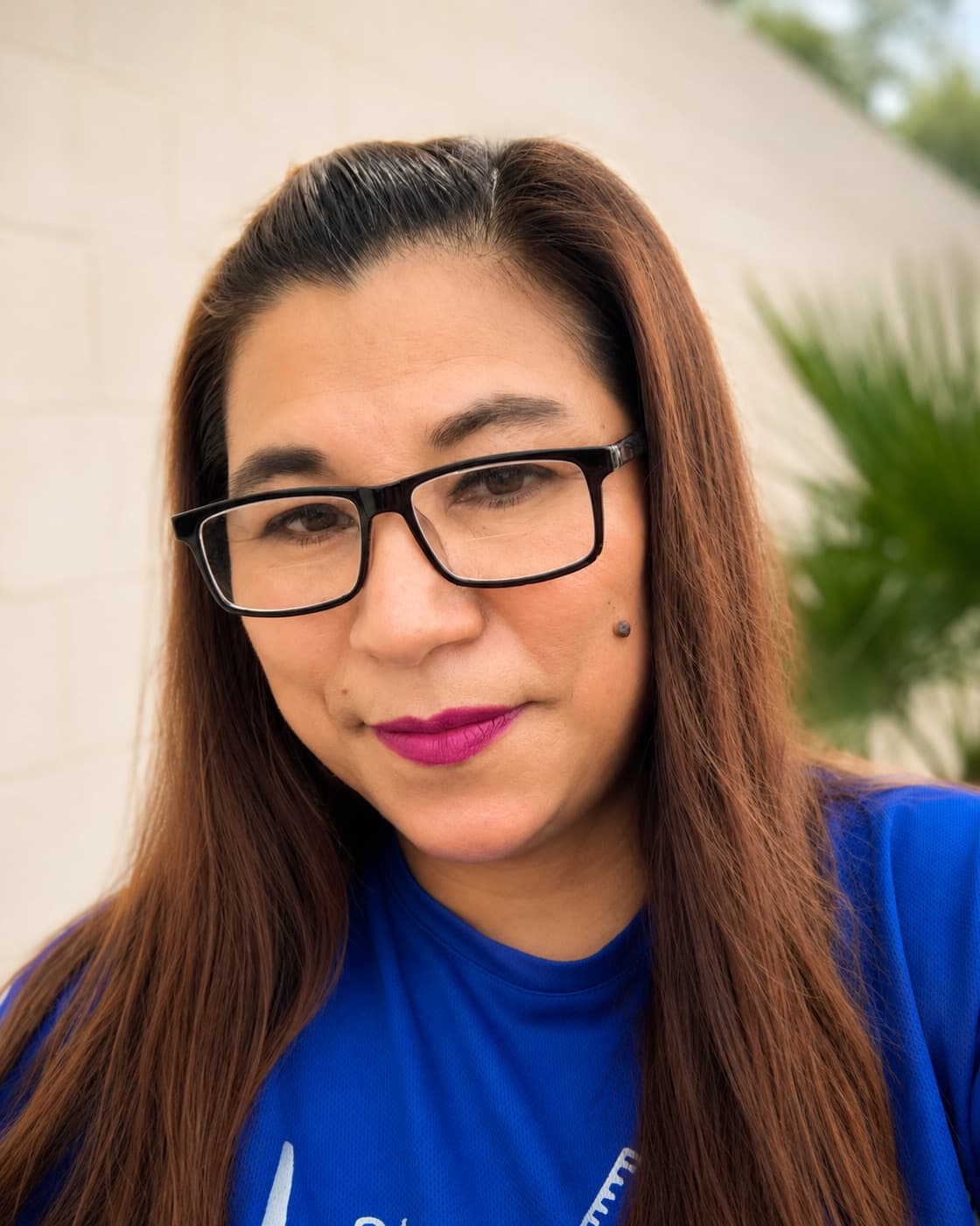 Mary Herrera — Retrato con lentes, blusa azul